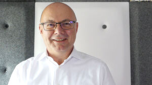 Uwe Weber, Managing Partner der Detecon International GmbH und Botschafter des Cross-Business-Architecture Lab e.V.: „Mitarbeiter dazu motivieren, eine digitale Kultur zu leben – das ist eine sehr wichtige Aufgabe für einen Architekten.“ Uwe Weber, Managing Partner der Detecon International GmbH und Botschafter des Cross-Business-Architecture Lab e.V.: „Mitarbeiter dazu motivieren, eine digitale Kultur zu leben – das ist eine sehr wichtige Aufgabe für einen Architekten.“