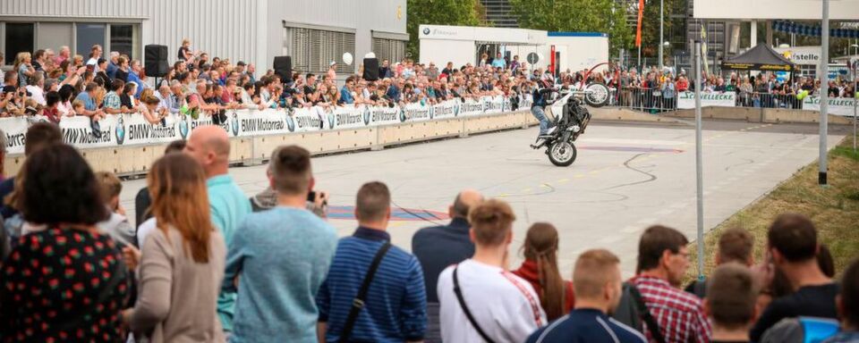 Die Motorradshow mit Dirk Manderbach begeisterte Groß und Klein. Die Motorradshow mit Dirk Manderbach begeisterte Groß und Klein.