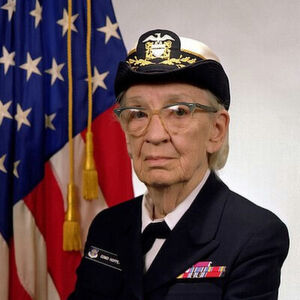 Commodore Grace Hopper, Aufnahme aus dem Jahr 1984. Die Programmiererin in Diensten der US Navy war Teil des CODASYL-Kommitees und Entwicklerin der datenzentrischen Computersprache FLOW-MATIC, welche eine der Grundlagen für die Programmiersprache COBOL bildete. Commodore Grace Hopper, Aufnahme aus dem Jahr 1984. Die Programmiererin in Diensten der US Navy war Teil des CODASYL-Kommitees und Entwicklerin der datenzentrischen Computersprache FLOW-MATIC, welche eine der Grundlagen für die Programmiersprache COBOL bildete.