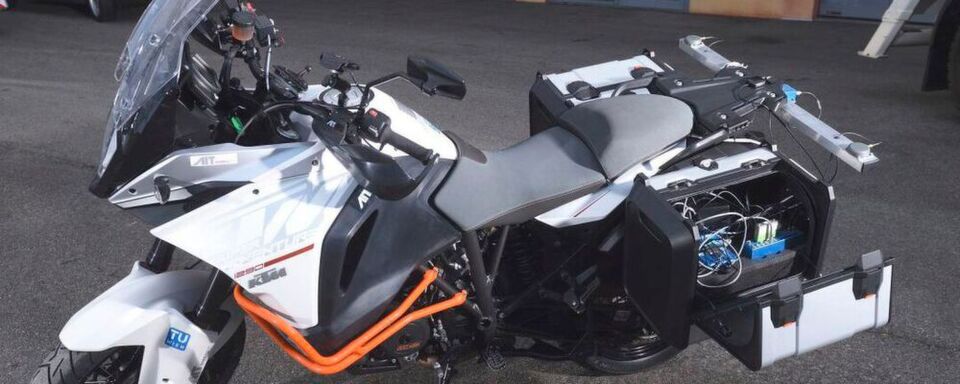 Die speziell präparierte KTM 1290 Super Adventure sammelt während der Fahrt sicherheitsrelevante Daten. Die speziell präparierte KTM 1290 Super Adventure sammelt während der Fahrt sicherheitsrelevante Daten.