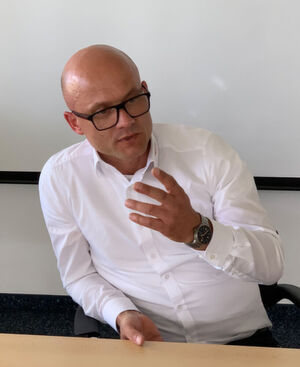 Thilo Hack ist seit 2010 für die Ansmann AG tätig und seit 2012 in der Position des Director Sales Industrial Solution. Hack ist weltweit für den Vertrieb und die Betreuung und Auswahl der Zellenhersteller in Asien zuständig. Thilo Hack ist seit 2010 für die Ansmann AG tätig und seit 2012 in der Position des Director Sales Industrial Solution. Hack ist weltweit für den Vertrieb und die Betreuung und Auswahl der Zellenhersteller in Asien zuständig.
