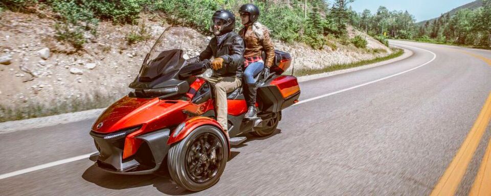 Auch weite Strecke lassen sich mit der Can - Am - Spyder zurücklegen. Auch weite Strecke lassen sich mit der Can - Am - Spyder zurücklegen.