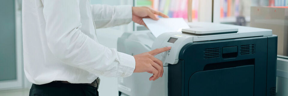 In Behörden gehören Fax-Geräte noch zum Alltag. Auch wenn hin und wieder Pannen passieren, ist die Sicherheit doch größer als bei eMails. In Behörden gehören Fax-Geräte noch zum Alltag. Auch wenn hin und wieder Pannen passieren, ist die Sicherheit doch größer als bei eMails.