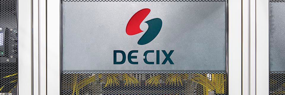 DE-CIX wird weiterhin auf enge Kooperationen mit Marktführern wie Microsoft setzen. DE-CIX wird weiterhin auf enge Kooperationen mit Marktführern wie Microsoft setzen.