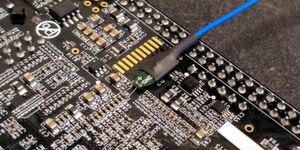 Bild 6: TPR4SIAFLEX Solder-in-Adapter parallel zu einem 0402-Entkopplungs-Kondensator. Bild 6: TPR4SIAFLEX Solder-in-Adapter parallel zu einem 0402-Entkopplungs-Kondensator.