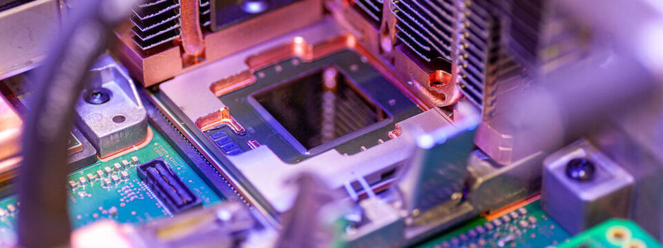 Hier schlägt das Herz der neuen „IBM z15“: Der 12-Core Processor-Chip der z15 ist mit 5.2 Gigahertz getaktet. Hier schlägt das Herz der neuen „IBM z15“: Der 12-Core Processor-Chip der z15 ist mit 5.2 Gigahertz getaktet.