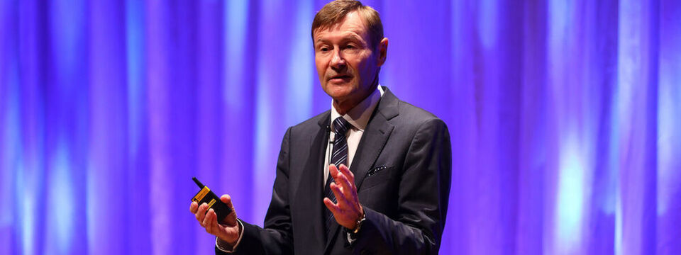 Klaus Helmrich, Mitglied des Vorstands der Siemens AG und CEO Siemens Digital Industries, erläutert auf dem „Forum Deutscher Mittelstand“ den Sinn und Zweck von „Mindsphere“. Klaus Helmrich, Mitglied des Vorstands der Siemens AG und CEO Siemens Digital Industries, erläutert auf dem „Forum Deutscher Mittelstand“ den Sinn und Zweck von „Mindsphere“.