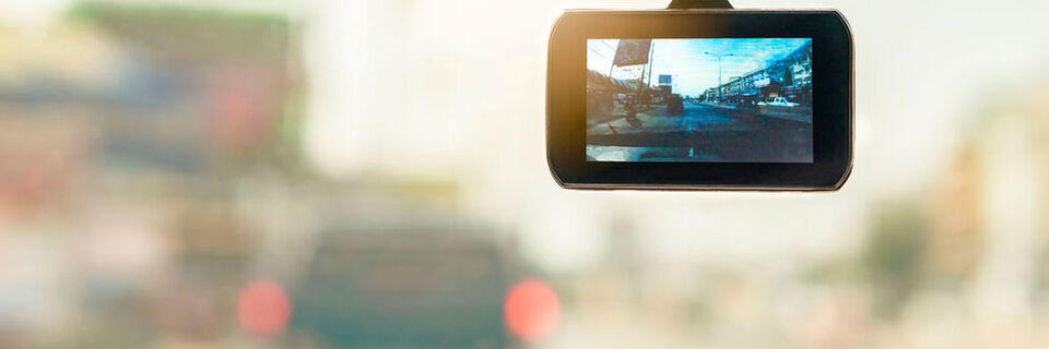 Mithilfe von Videoaufnahmen aus dem Auto kann Beweismaterial für einen Unfallhergang gesammelt werden. Mithilfe von Videoaufnahmen aus dem Auto kann Beweismaterial für einen Unfallhergang gesammelt werden.