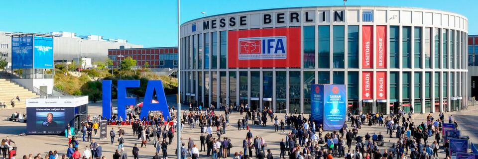 Im Fokus der 59. IFA standen in diesem Jahr unter anderem Sprachgesteuerte, vernetzte Geräte für das Smart Home, Künstliche Intelligenz, Fernseher mit einer beeindruckenden Bildqualität, faltbare und flexible Displays sowie neue Formen der Mobilität. Im Fokus der 59. IFA standen in diesem Jahr unter anderem Sprachgesteuerte, vernetzte Geräte für das Smart Home, Künstliche Intelligenz, Fernseher mit einer beeindruckenden Bildqualität, faltbare und flexible Displays sowie neue Formen der Mobilität.