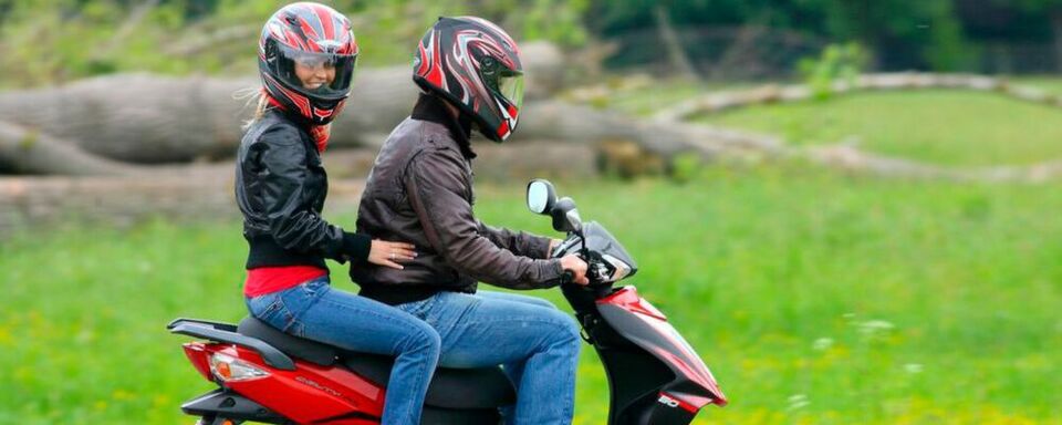 Ab sofort schon mit 15? Bundesländer sollen nun selbst über den Mopedführerschein ab 15 entscheiden. Ab sofort schon mit 15? Bundesländer sollen nun selbst über den Mopedführerschein ab 15 entscheiden.