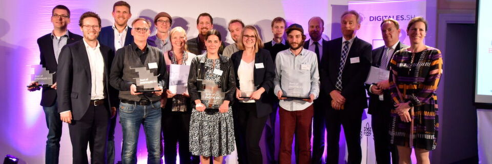 Digitalisierungsminister Jan Philipp Albrecht, Staatssekretärin Kristina Herbst und die diesjährigen Gewinner des „Best of Digitales.SH.“ bei der Preisverleihung Digitalisierungsminister Jan Philipp Albrecht, Staatssekretärin Kristina Herbst und die diesjährigen Gewinner des „Best of Digitales.SH.“ bei der Preisverleihung