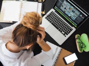 Die Studie von ServiceNow zeigt, dass nur etwa die Hälfte der Arbeitnehmer ein positives Arbeitserlebnis hat – Mobiles Arbeiten kann Abhilfe schaffen. Die Studie von ServiceNow zeigt, dass nur etwa die Hälfte der Arbeitnehmer ein positives Arbeitserlebnis hat – Mobiles Arbeiten kann Abhilfe schaffen.