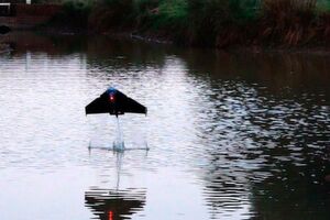 Unter Wasser und in der Luft: Der am Imperial College London und der Schweizer Empa entwickelte „Flugfisch-Roboter“ ist in der Lage, an der Wasseroberfläche Wasser aufzunehmen, von dort aus zu starten und sowohl durch die Luft zu gleiten als auch unter Wasser abzutauchen. Unter Wasser und in der Luft: Der am Imperial College London und der Schweizer Empa entwickelte „Flugfisch-Roboter“ ist in der Lage, an der Wasseroberfläche Wasser aufzunehmen, von dort aus zu starten und sowohl durch die Luft zu gleiten als auch unter Wasser abzutauchen.