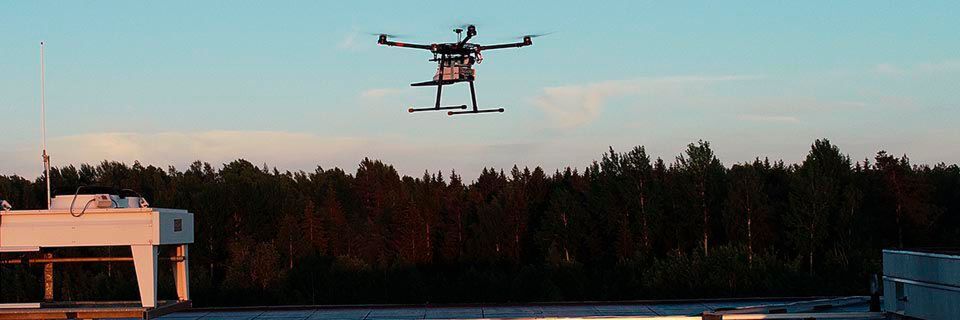 Der R&S TSMA6 Autonomous Mobile Network Scanner ist an einer Drohne angebracht. Der R&S TSMA6 Autonomous Mobile Network Scanner ist an einer Drohne angebracht.