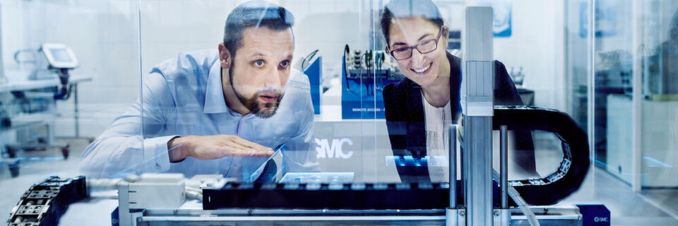 Faszination Roboter: Automation hautnah erleben mit dem Pick & Place Handling System von SMC. Und dann geht´s ab in die Cloud und ran an die smarte Produktion. Faszination Roboter: Automation hautnah erleben mit dem Pick & Place Handling System von SMC. Und dann geht´s ab in die Cloud und ran an die smarte Produktion.