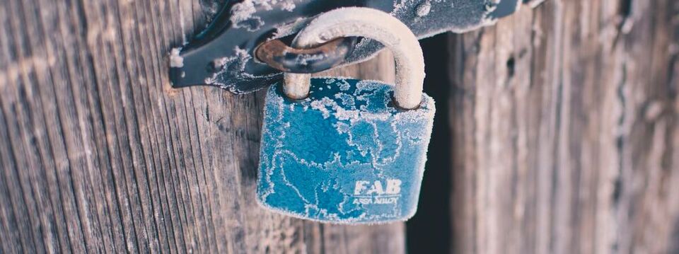 Die Server-Sicherheit ist entscheidend für den Schutz der IT-Infrastruktur, um vor System- und Geschäftsausfällen, Umsatzeinbußen und beschädigten Daten gefeit zu sein. Die Server-Sicherheit ist entscheidend für den Schutz der IT-Infrastruktur, um vor System- und Geschäftsausfällen, Umsatzeinbußen und beschädigten Daten gefeit zu sein.