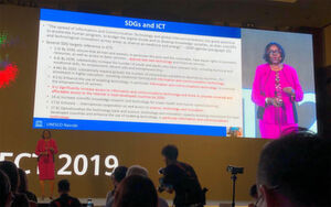 Anne Theresa Jetta, Director for UNESCO Regional Office for Eastern Africa, auf der Veramstaltung Huawei Connect, bekommt vom Hersteller Unterstützung für den „Digitruck“. Anne Theresa Jetta, Director for UNESCO Regional Office for Eastern Africa, auf der Veramstaltung Huawei Connect, bekommt vom Hersteller Unterstützung für den „Digitruck“.