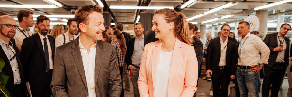 Klaus Bürg, General Manager für Amazon Web Services DACH, und Judith Gerlach, Bayerische Staatsministerin für Digitales, durchschneiden gemeinsam das Eröffnungsband für das neue AWS-Büro in München. Klaus Bürg, General Manager für Amazon Web Services DACH, und Judith Gerlach, Bayerische Staatsministerin für Digitales, durchschneiden gemeinsam das Eröffnungsband für das neue AWS-Büro in München.