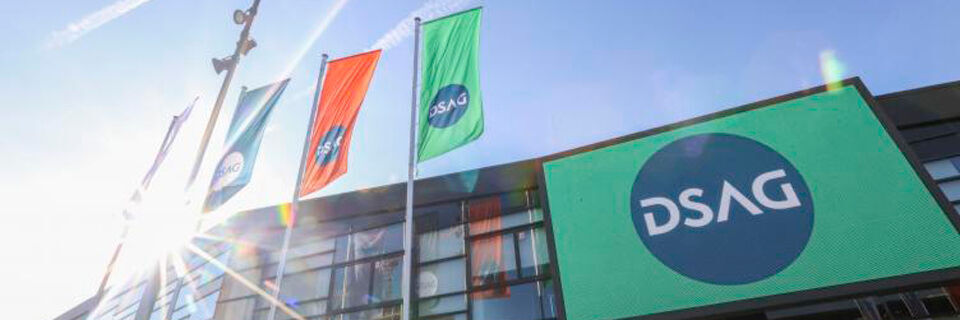 Über dem Eingang der Messe Nürnberg wehte die Flagge der DSAG. Über dem Eingang der Messe Nürnberg wehte die Flagge der DSAG.
