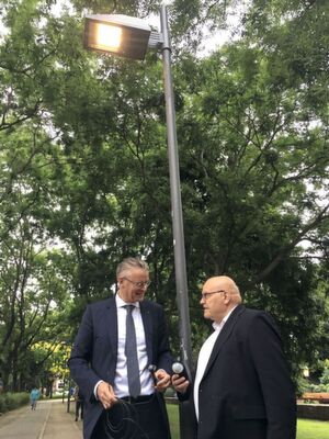 Erste Smart-Light-Musteranlage in Frankfurt/Main. Untersucht wird, welchen Nutzen Smart Light für die Stadt im Hinblick auf Gestaltung, Wirtschaftlichkeit, Ökologie und Gesundheit hat. Erste Smart-Light-Musteranlage in Frankfurt/Main. Untersucht wird, welchen Nutzen Smart Light für die Stadt im Hinblick auf Gestaltung, Wirtschaftlichkeit, Ökologie und Gesundheit hat.