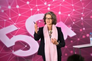 Telekom-Technikchefin Claudia Nemat: "Unser Aufbau eines kompletten 5G-Ökosystems für die Industrie wird das Tempo der Digitalisierung der Industrie steigern. Wir arbeiten gerne mit renommierten und erfahrenen Partnern zusammen." Telekom-Technikchefin Claudia Nemat: "Unser Aufbau eines kompletten 5G-Ökosystems für die Industrie wird das Tempo der Digitalisierung der Industrie steigern. Wir arbeiten gerne mit renommierten und erfahrenen Partnern zusammen."