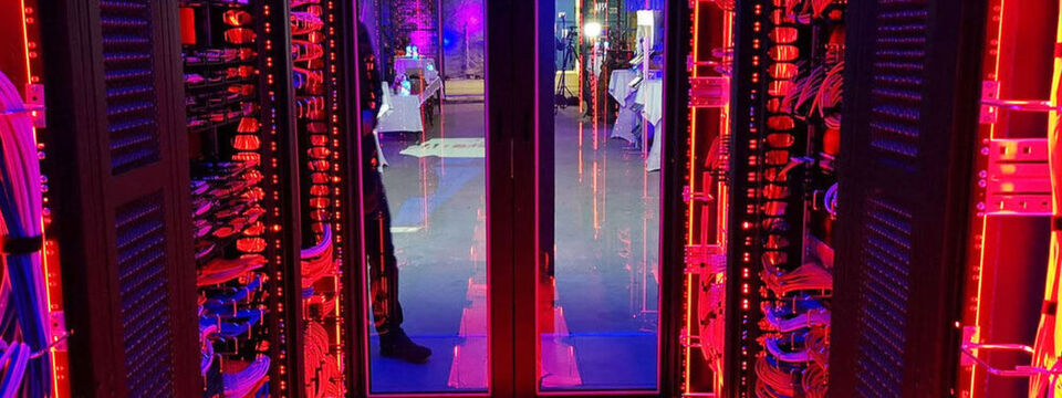Das Konzept „Edge Computing – Underground“ wurde in Zusammenarbeit mit Dätwyler Cabling Solutions und Amberg Engineering als eine kosteneffiziente, platzsparende und sichere Lösung für die Herausforderungen von Smart Cities entwickelt. Das Konzept „Edge Computing – Underground“ wurde in Zusammenarbeit mit Dätwyler Cabling Solutions und Amberg Engineering als eine kosteneffiziente, platzsparende und sichere Lösung für die Herausforderungen von Smart Cities entwickelt.