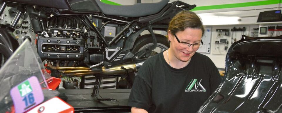 Operation am offenen Herzen: Ulrike Schroeder reizen die schwierigen Fälle. Sie liebt es, wenn die Fehlersuche am Motorrad zur Denksportaufgabe wird. Operation am offenen Herzen: Ulrike Schroeder reizen die schwierigen Fälle. Sie liebt es, wenn die Fehlersuche am Motorrad zur Denksportaufgabe wird.