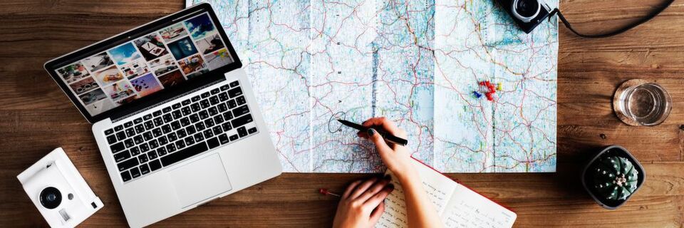 Mit einer individuellen Social Media-Strategie, definierten Zielen und ausgearbeiteten Kampagnen können auch B2B-Unternehmen die sozialen Netzwerke und Plattformen gewinnbringend für sich nutzen. Mit einer individuellen Social Media-Strategie, definierten Zielen und ausgearbeiteten Kampagnen können auch B2B-Unternehmen die sozialen Netzwerke und Plattformen gewinnbringend für sich nutzen.