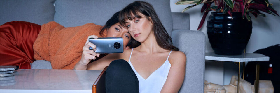 Mit dem OnePlus 7T präsentiert der chinesische Hersteller ein Premium-Smartphone mit einer kreisförmigen Dreifachhauptkamera. Mit dem OnePlus 7T präsentiert der chinesische Hersteller ein Premium-Smartphone mit einer kreisförmigen Dreifachhauptkamera.