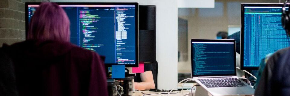 Sichere Anwendungen lassen sich gewährleisten, indem Security-Spezialisten in Development- und -Deployment-Prozesse mit eingebunden werden. Sichere Anwendungen lassen sich gewährleisten, indem Security-Spezialisten in Development- und -Deployment-Prozesse mit eingebunden werden.
