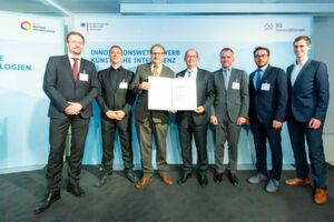 v.l.n.r. Prof. Dr. Jens Lehmann (Fraunhofer IAIS), Prof. Dr. Andreas Both (Datev eG), Dr. Bernhard Grill (Fraunhofer IIS), Dr. Joachim Köhler (Fraunhofer IAIS), Oliver Hellmuth (Fraunhofer IIS), Johannes Fischer (Fraunhofer IIS), David Laqua (Fraunhofer IAIS) v.l.n.r. Prof. Dr. Jens Lehmann (Fraunhofer IAIS), Prof. Dr. Andreas Both (Datev eG), Dr. Bernhard Grill (Fraunhofer IIS), Dr. Joachim Köhler (Fraunhofer IAIS), Oliver Hellmuth (Fraunhofer IIS), Johannes Fischer (Fraunhofer IIS), David Laqua (Fraunhofer IAIS)