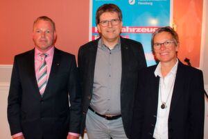 E-Mobilität im Blick: (v.li.) Günther Brodersen (Obermeister Kfz-Flensburg), Stephan Wiese (Projektmanager „eE4mobile“) und Anja Bauer (stellv. Obermeisterin Kfz-Innung Flensburg). E-Mobilität im Blick: (v.li.) Günther Brodersen (Obermeister Kfz-Flensburg), Stephan Wiese (Projektmanager „eE4mobile“) und Anja Bauer (stellv. Obermeisterin Kfz-Innung Flensburg).