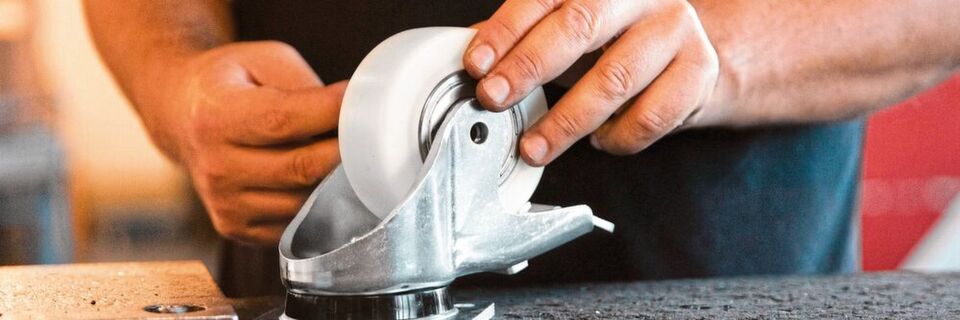 Neben neuen Schutzgehäusen für Schwerlastrollen präsentiert Torwegge auf der Motek Räder, Rollen und fördertechnische Systeme. Neben neuen Schutzgehäusen für Schwerlastrollen präsentiert Torwegge auf der Motek Räder, Rollen und fördertechnische Systeme.