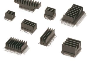 Bild 2: Kleinste SMD-Kühlkörper können je nach Applikation auf dem Bauteil mit unterschiedlichen Klebverbindungen oder direkt auf der Leiterkarte aufgelötet werden. Bild 2: Kleinste SMD-Kühlkörper können je nach Applikation auf dem Bauteil mit unterschiedlichen Klebverbindungen oder direkt auf der Leiterkarte aufgelötet werden.