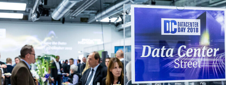 Zum DataCenter Day gehört auch eine Ausstellung und das Networking - hier in der "DataCenter Streeet". vom vergangenen Jahr. Zum DataCenter Day gehört auch eine Ausstellung und das Networking - hier in der "DataCenter Streeet". vom vergangenen Jahr.