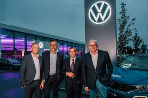 Freuen sich über die Eröffnung (v.l.n.r.): Björn Metzner (Volkswagen Regionalleitung, Region Mitte), Klaus Stockhausen (Sprecher der Geschäftsführung Voets Automobilholding), Reinhold Dirk (Geschäftsführender Gesellschafter Voets Automobilholding) und Jürgen Stackmann (Vertriebsvorstand Volkswagen Pkw). Freuen sich über die Eröffnung (v.l.n.r.): Björn Metzner (Volkswagen Regionalleitung, Region Mitte), Klaus Stockhausen (Sprecher der Geschäftsführung Voets Automobilholding), Reinhold Dirk (Geschäftsführender Gesellschafter Voets Automobilholding) und Jürgen Stackmann (Vertriebsvorstand Volkswagen Pkw).