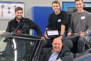 Leistungswettbewerb 2019 in Schleswig-Holstein: (v.li.) Alexander Ried (3. Platz), Kevin Kirchmann (2. Platz), Björn Bigga (Vorsitzender des Berufsbildungsausschusses) und Stefan Rohwer (1. Platz). Leistungswettbewerb 2019 in Schleswig-Holstein: (v.li.) Alexander Ried (3. Platz), Kevin Kirchmann (2. Platz), Björn Bigga (Vorsitzender des Berufsbildungsausschusses) und Stefan Rohwer (1. Platz).