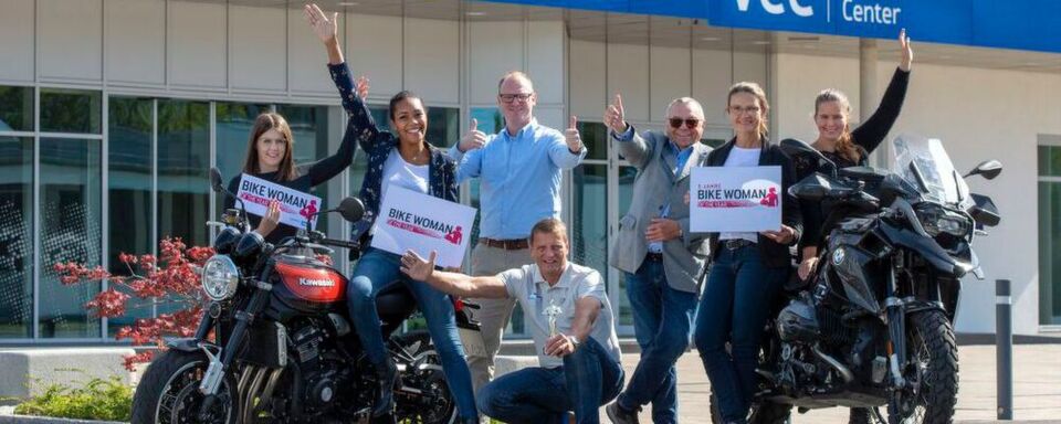 Auf Wiedersehen »bike und business«! Ich hatte eine tolle Zeit bei euch. (Hier zu sehen: Die Jurysitzung zur Bike Woman of the year 2019 – mein erstes Mal auf einem Motorrad). Auf Wiedersehen »bike und business«! Ich hatte eine tolle Zeit bei euch. (Hier zu sehen: Die Jurysitzung zur Bike Woman of the year 2019 – mein erstes Mal auf einem Motorrad).