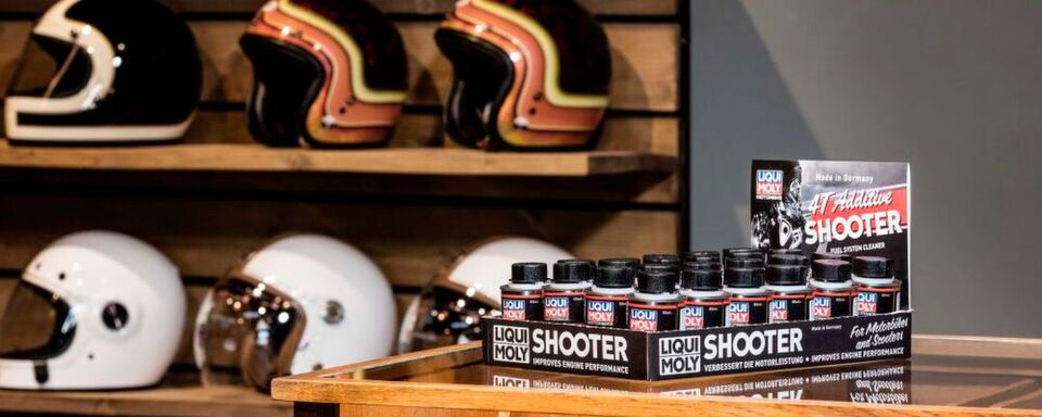 Liquy Moly stellt seine neue Shooter-Produktlinie vor. Sie besteht aus insgesamt vier Produkten, die den Motor hegen und pflegen sollen. Liquy Moly stellt seine neue Shooter-Produktlinie vor. Sie besteht aus insgesamt vier Produkten, die den Motor hegen und pflegen sollen.