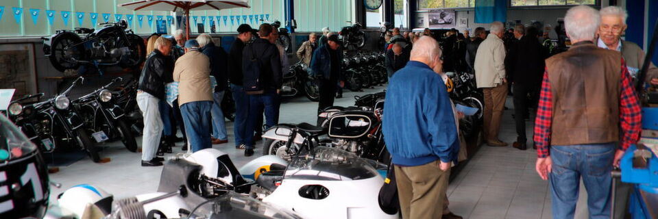 Das schlechte Wetter hielt viele Motorradenthusiasten nicht davon ab die Ausstellung zu besuchen. Das schlechte Wetter hielt viele Motorradenthusiasten nicht davon ab die Ausstellung zu besuchen.