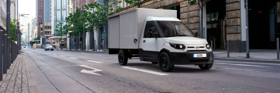 Kommt mit mehr Platz für bis zu vier Europaletten und jeder Menge Extras daher: der neue, frontgetriebene Streetscooter „WORK L“ mit 68 kW (92 PS) und einer Höchstgeschwindigkeit von 120 km/h. Kommt mit mehr Platz für bis zu vier Europaletten und jeder Menge Extras daher: der neue, frontgetriebene Streetscooter „WORK L“ mit 68 kW (92 PS) und einer Höchstgeschwindigkeit von 120 km/h.
