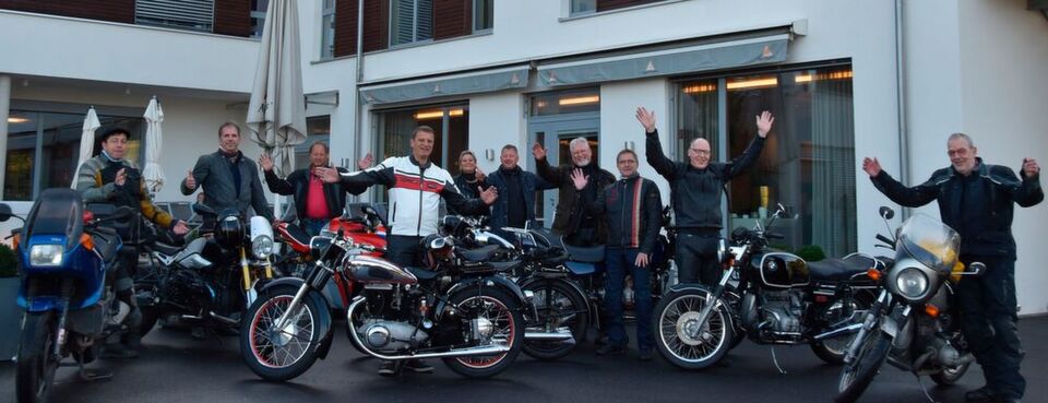 Vom Start weg gute Laune: Aufbruch zur Oldtimer-Ausfahrt am Hotel Kapellenberg in Eibelstadt. Vom Start weg gute Laune: Aufbruch zur Oldtimer-Ausfahrt am Hotel Kapellenberg in Eibelstadt.