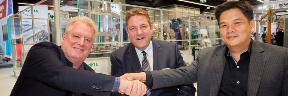 Serge Tousignant, President von Systemex, Stefan Brenner, Geschäftsführer von AMI und Kampanart Tanpitkaksidh, Direktor von Robot System (v. l.) beim Vertragsschluss auf der Fachpack. Serge Tousignant, President von Systemex, Stefan Brenner, Geschäftsführer von AMI und Kampanart Tanpitkaksidh, Direktor von Robot System (v. l.) beim Vertragsschluss auf der Fachpack.