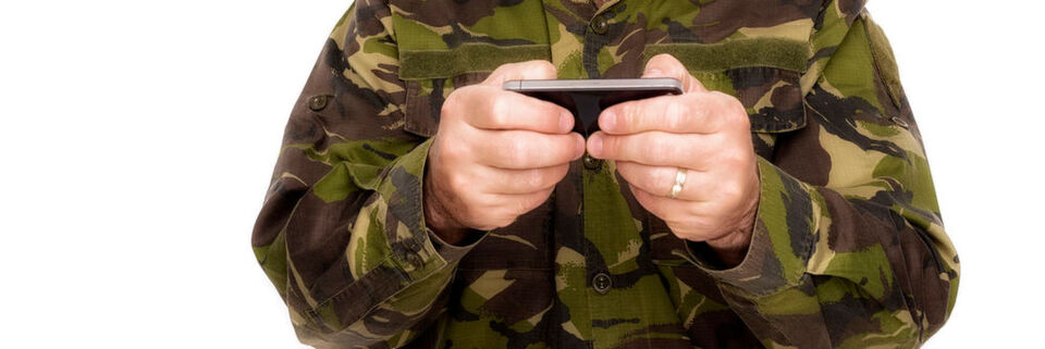 Samsung entwickelt für die Bundeswehr ein hochsicheres Betriebssystem auf Android-Basis, bei dem auch die Sicherheitssoftware Knox implementiert wird. Samsung entwickelt für die Bundeswehr ein hochsicheres Betriebssystem auf Android-Basis, bei dem auch die Sicherheitssoftware Knox implementiert wird.