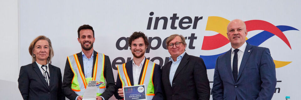 Nicola Hamann, Geschäftsführerin von Mack Brooks Exhibitions, Benjamin Reis, Manager Safety und Sales bei Linde, Fabian Zimmermann, Produktmanager bei Linde, Dr. Michael Kerkloh, Vorsitzender der Geschäftsführung Flughafen München, und Kay Bärenfänger, Präsident des German Airport Technology & Equipment e. V. (v.l.), bei der Preisverleihung. Nicola Hamann, Geschäftsführerin von Mack Brooks Exhibitions, Benjamin Reis, Manager Safety und Sales bei Linde, Fabian Zimmermann, Produktmanager bei Linde, Dr. Michael Kerkloh, Vorsitzender der Geschäftsführung Flughafen München, und Kay Bärenfänger, Präsident des German Airport Technology & Equipment e. V. (v.l.), bei der Preisverleihung.