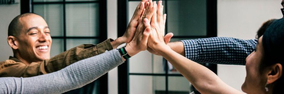Mit der Abschaffung der Machthierarchie wird ermöglicht, dass alle im Team mit ihren bestmöglichen Optionen und kreativen Ideen handeln, um das gemeinsame Ziel zu erreichen. Mit der Abschaffung der Machthierarchie wird ermöglicht, dass alle im Team mit ihren bestmöglichen Optionen und kreativen Ideen handeln, um das gemeinsame Ziel zu erreichen.