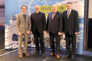 Blick in die Zukunft: (v. li.) Josef Huber (Geschäftsführer Kfz-Innung Niederbayern), Jörg Don Dahlmann (Journalist und Consultant), Albert Vetterl (Präsident Kfz-Gewerbe Bayern) und Michael Krammer (Obermeister Kfz-Innung Niederbayern). Blick in die Zukunft: (v. li.) Josef Huber (Geschäftsführer Kfz-Innung Niederbayern), Jörg Don Dahlmann (Journalist und Consultant), Albert Vetterl (Präsident Kfz-Gewerbe Bayern) und Michael Krammer (Obermeister Kfz-Innung Niederbayern).