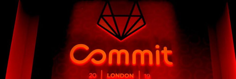 Auf der Bühne des GitLab Commit London hielten unter anderem Vertreter von Porsche und Siemens ihre Präsentionen. Auf der Bühne des GitLab Commit London hielten unter anderem Vertreter von Porsche und Siemens ihre Präsentionen.