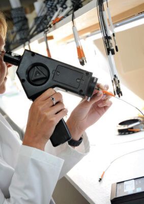 Ein High-Speed-Glasfasernetzwerk wie Gigabit-Ethernet verwendet Laserquellen. Für eine lange Lebensdauer verwenden die Hersteller allerdings LEDs als Signalquelle. Ein High-Speed-Glasfasernetzwerk wie Gigabit-Ethernet verwendet Laserquellen. Für eine lange Lebensdauer verwenden die Hersteller allerdings LEDs als Signalquelle.