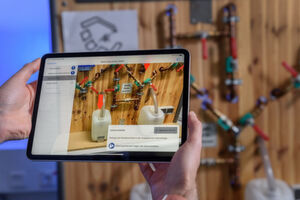 Die Anleitung kann per Tablet oder PC erstellt und später am Tablet genutzt werden. Oben links ist im Hintergrund der Marker zu sehen, der dem Tablet die Orientierung ermöglicht. Die Anleitung kann per Tablet oder PC erstellt und später am Tablet genutzt werden. Oben links ist im Hintergrund der Marker zu sehen, der dem Tablet die Orientierung ermöglicht.